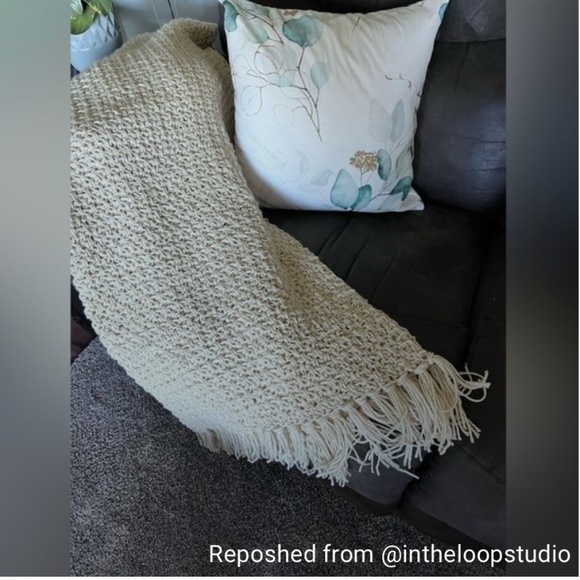 Handmade knitted throw blanket | 40" x 55" - Picture 5 of 10